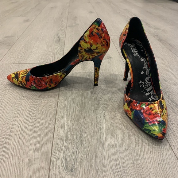 Size 9, Floral - Picture 2 of 3